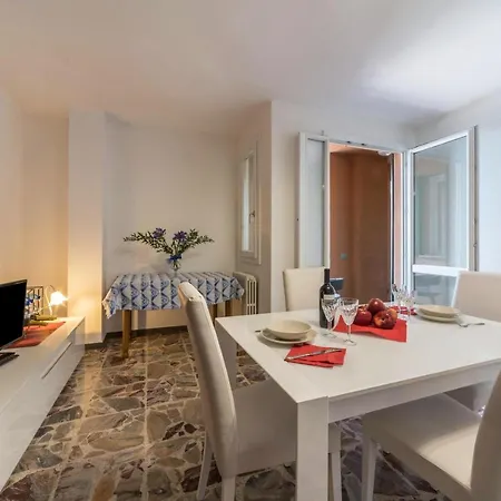 The House With Red Sunsets Apartament